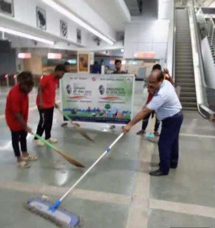 #Metro staff participating in #SwachhtaHiSeva campaign.
#SBD2024
#SHS2024
#SwachhataHiSeva2024
#SwabhavSwachhata