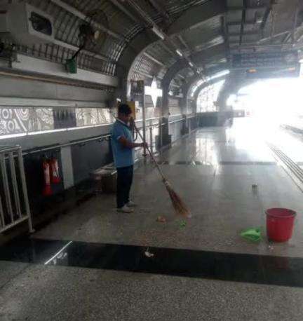 Special #cleanliness drive going at #Platforms of different #Metro stations

#SwachhataPakhwada2024

#IRSpecialCampaign4