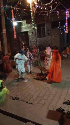 ganeshpura mein garba chal raha hai balak Balika Anand lete hue