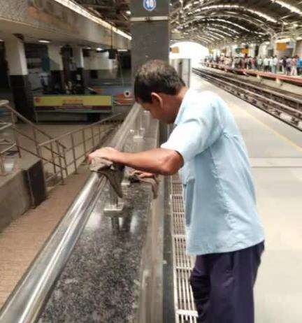 Special #cleanliness drive going at #Platforms of different #Metro stations

#SwachhataPakhwada2024

#IRSpecialCampaign4