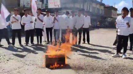 আমগুৰি: নামতি আঞ্চলিক ছাত্ৰ সন্থাৰ উদ্যোগত নামতি চাৰিআলিত মূল্যবৃদ্ধিৰ প্ৰতিবাদত প্ৰতিলিপি দাহ কাৰ্যসূচী ৰূপায়ণ