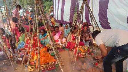 यह है गत 8 नवंबर को संपन्न छठ पूजा सलका करीबन तालाब स्थल जो कि आम रास्ते पर प्रतिवर्ष किया जाता है टेंपरेरी व्यवस्था ?