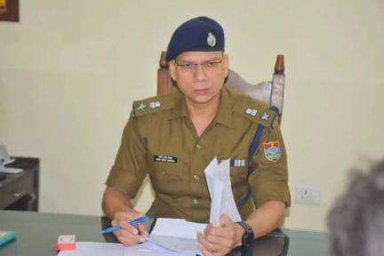 काशीपुर: एसएसपी ने मुरादाबाद रोड स्थित एसपी कार्यालय में पुलिस अधिकारियों के साथ की बैठक