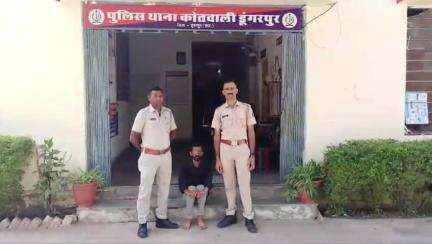 डूंगरपुर: कोतवाली पुलिस ने नया बस स्टैंड से एक स्थाई वारंटी को किया गिरफ्तार