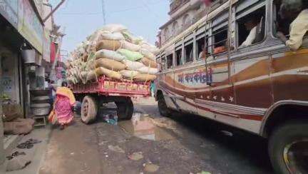 নানুর: একই দিনে ২ ঘণ্টার ব্যবধানে কীর্ণাহারের দুটি জায়গায় ধান বোঝাই ট্রাক্টর বিকল হয়ে প্রবল যানজট