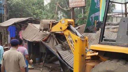 নলহাটি ১: রেলের পূর্ব নির্ধারিত উচ্ছেদের নোটিশের ভিত্তিতে উচ্ছেদ প্রক্রিয়া শুরু করল নলহাটি রেল কর্তৃপক্ষ