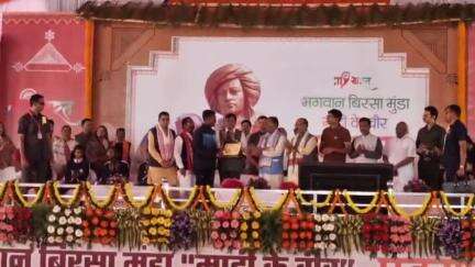 Union Minister Sh. Mansukh Mandaviya joins in the commemoration of #BirsaMunda150 at Jashpur, Chhattisgarh. Celebrating the life of the revolutionary leader who championed tribal rights and fought for freedom! #BirsaMunda #pibtribalaffairs