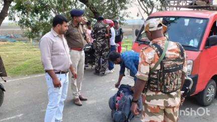 उधवा: राजमहल प्रभाग के पुलिस निरीक्षक ने शिवानीपुर चेकपोस्ट का किया औचक निरीक्षण