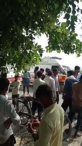 आलमनगर रोड रेभा मुरादपुर पास बाइक से एक्सीडेंट हुआ 2 लोगा बुरी तरह से घायल