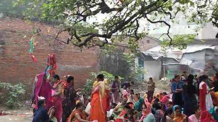 खाकी मंदिर भभुआ मंदिर में कदम के पेड़ के नीचे पूजा और दही, चूड़ा और गुड का प्रसाद ग्रहण किया गया।