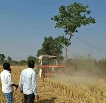 डिंडौरी: शहपुरा और मुड़की गांव में किसानों को हैप्पी सीडर मशीन से गेहूं की बुवाई का प्रशिक्षण दिया गया