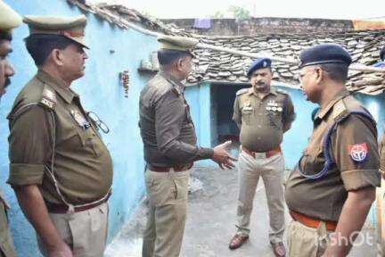 उरई: कोटरा में एक व्यक्ति की हत्या के मामले में पुलिस अधीक्षक ने घटना स्थल का किया निरीक्षण, दिए दिशा निर्देश