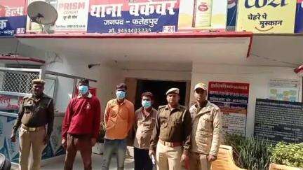 बिंदकी: देवमई नहर पुल के पास पुलिस ने 2 किलोग्राम नाजायज गांजे के साथ तीन लोगों को किया गिरफ्तार