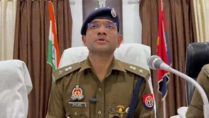 ललितपुर: पुलिस लाइन सभागार में एसपी ने खुलासा करते हुए बताया, अज्ञात मृतक युवक की शिनाख्त कर हत्या करने वाले 2 अभियुक्त गिरफ्तार