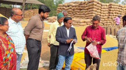 सिमगा: रायपुर कमिश्नर ने सिमगा धान खरीदी केन्द्र का निरीक्षण किया, किसानों से मिलकर व्यवस्थाओं का लिया जायजा