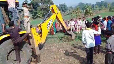 सतवास: तीन दशकों से भूमि पर कब्जा, खेत में बोई गई गेहूं-चने की फसल पर चलाई जेसीबी