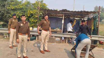 पलवल: राजमार्ग पर अवैध कब्जा हटाने के लिए पलवल पुलिस ने चलाया अभियान, ढाबों और खोखा को किया हटाया