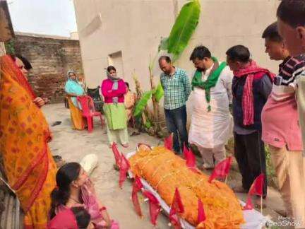 मधुपुर: कुंडू बंगला में पत्रकार की माता के निधन पर मंत्री हफीजुल हसन ने गांव पहुंचकर जताया शोक