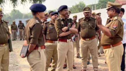 प्रयागराज: अपर पुलिस महानिदेशक लॉजिस्टिक्स लखनऊ ने पुलिस लाइन में कुंभ की तैयारी की समीक्षा बैठक की