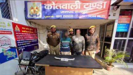 टांडा: गुरुवार को थाना टांडा क्षेत्र से पुलिस ने चोरी की मोटरसाइकिल के साथ 2 आरोपियों को किया गिरफ्तार