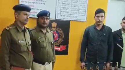 रफीगंज: रफीगंज रेलवे पुलिस ने प्लेटफार्म संख्या 3 के पूर्व छोर से लावारिस अवस्था में रखी 689 बोतल अंग्रेजी शराब की बरामदगी की