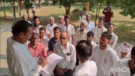 फूलिया कलां: अंधूरी सड़क पर डामरीकरण कार्य शुरू करवाने की मांग, ग्रामीणों ने SDM कार्यालय पर प्रदर्शन कर नायब तहसीलदार को ज्ञापन दिया