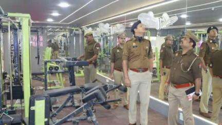 बुलंदशहर: पुलिस लाइन में वरिष्ठ पुलिस अधीक्षक ने शुक्रवार को परेड की सलामी ली, दिए आवश्यक दिशा निर्देश