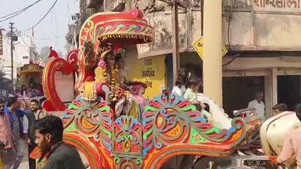 भागवत कथा के प्रथम दिवस पर माता ठाकरान दाई मंदिर समिति के सदस्यों के द्वारा भव्य शोभा यात्रा नगर के प्रमुख मार्गो से निकली गई वरिष्ठ समाज सेवी  सरदार सिंह पटेल सहित सभी धार्मिक जन शोभा यात्रा में मौजूद रहे