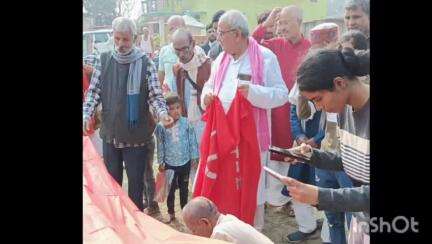 मार्क्सवादी विचारक का॰ विजयनाथ तिवारी को लाल झंडा देकर माकपा ने अंतिम विदाई दी