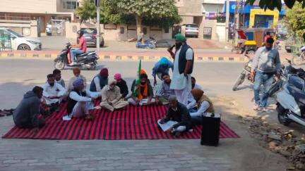 समझौता होने के बावजूद बैंक ने किसान की जमीन की नीलामी की, इंदिरा वाटिका के पास किसानों ने लगाया धरना