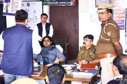 गढ़मुक्तेश्वर: थाना सिंभावली परिसर में जिला अधिकारी और पुलिस अधीक्षक ने समाधान दिवस पर लोगों की समस्याएं सुनीं