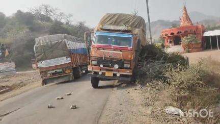 नेपानगर: असीर गांव में केला ट्रक पलटने से बचा, चालक की सूझबूझ से बड़ा हादसा टला