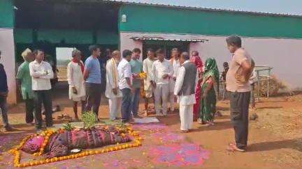 बनारसी पंचायत के श्री गोपाल कृष्ण गौशाला में की गोबर्धन पूजा