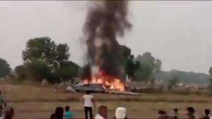 आगरा में सेना  का एक प्लेन क्रैश पायलट और उसके अन्य साथी सुरक्षित.
#agra
#pilot
#plane #mig29