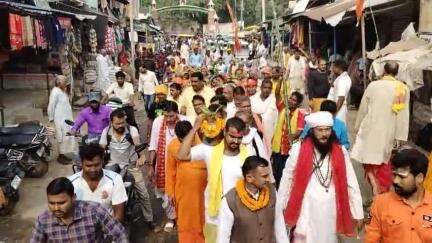 आज चैनपुर यज्ञ के लिए काशी से लाया गया जल से धाम तक निकली गई कलश यात्रा।