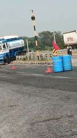 jhansi:- NH 44  ग्वालियर रोड 🛣️ अंबाबाई पर भारत पेट्रोलियम ट्रक का भयानक एक्सीडेंट 
#झांसी