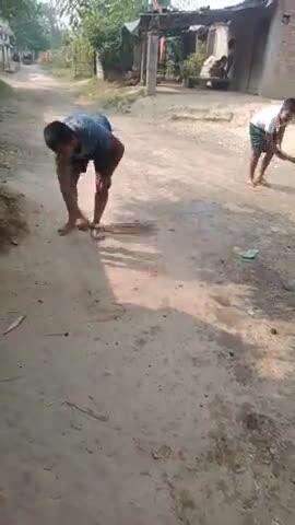 Akshar gaon mein Pradhan ke dwara koi bhi bandobast nahin kiya Gaya na hi road per Safai hui hai na hi Ghat per Safai Hu