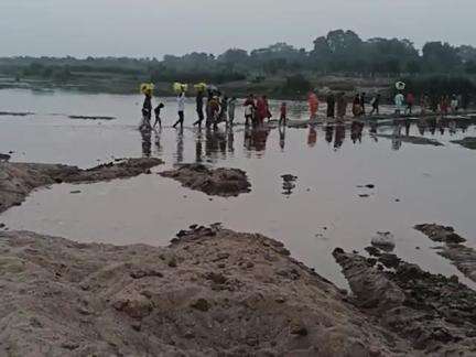 s shripur falgu nadig Ghat per chhatravrittiyon Ko pareshani ka samna karna pad raha hai