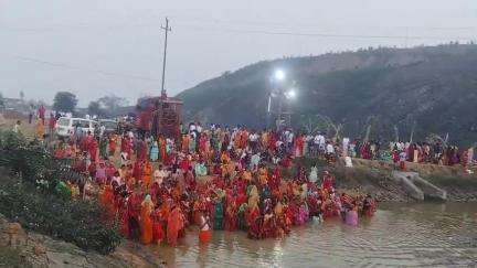 बालूमाथ प्रखंड अंतर्गत आरा,चमातू ग्राम के छठ तलाब में उमड़ी श्रद्धालुओं की भीड़