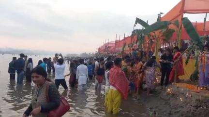 মাটিগাড়া: শিলিগুড়ির নৌকাঘাটে সমারহে পালিত হল ছট পুজো