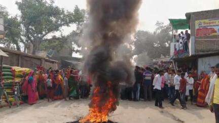 सड़क दुर्घटना में घायल व्यक्ति की मौत के बाद ग्रामीणों का विरोध प्रदर्शन।
www. Localpublicnews.in