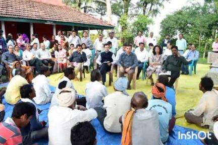 टिमरनी: ग्राम चौपालों में पहुंचकर संभागायुक्त ने सुनीं समस्याएँ, बोरपानी व गोराखाल के ग्रामीणों से योजनाओं के संबंध में की चर्चा