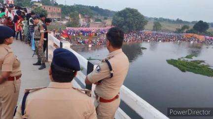 कोढ़ा: कोढ़ा: छठ पर्व पर सुरक्षा व्यवस्था का जायजा लेने कोलासी पुल पर पहुंचे SP वैभव शर्मा, कई अधिकारी रहे मौजूद