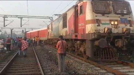 সাঁকরাইল: হাওড়ার নলপুর স্টেশনের কাছে লাইনচ্যুত সেকেন্দ্রাবাদ শালিমার উইকলি স্পেশাল ট্রেন