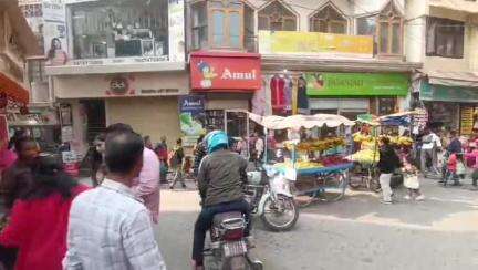 सोलन: शहर के बाजारों में दोपहिया वाहन चलने से राहगीर परेशान, दुकानदारों ने प्रशासन से ट्रैफिक बंद करने की अपील की