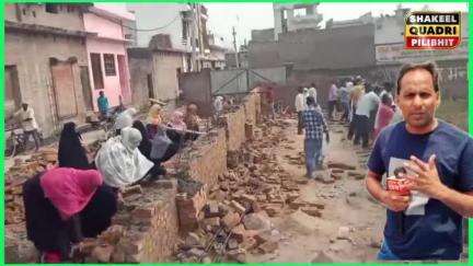 बीसलपुर में कब्रिस्तान पर हो रहे निर्माण को अवैध बताते हुए पहुंची सैकड़ो महिलाएं गिरा दिया निर्माण