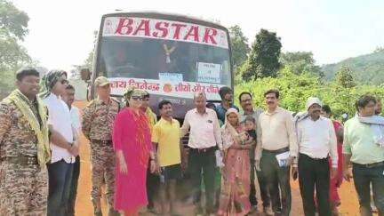 नारायणपुर: नारायणपुर से घोर नक्सल प्रभावित गारपा तक बस सेवा का आरंभ, मुख्य सचिव निहारिका बारीक ने ग्राम मसपुर से दिखाई हरि झंडी