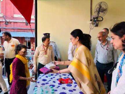 MRWWO distributed Sarees,T-Shirts,Sanitary Napkins and Food Packets among underprivileged at Howrah Metro station.