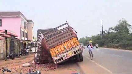 ग्वालियर गिर्द: गिरवाई में प्याज से भरा ट्रक बाइक से टकराया, चालक की मौत