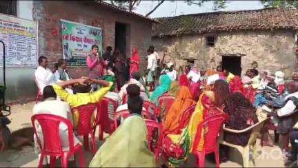 दुर्गावती: खजुरा व धड़हर में कृषि विभाग ने किसान चौपाल लगाकर किसानों को पराली प्रबंधन एवं योजनाओं की जानकारी दी